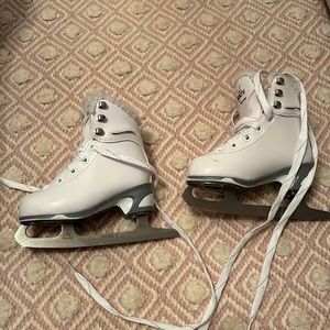 Toddler ice skates Jackson Soft Skate.